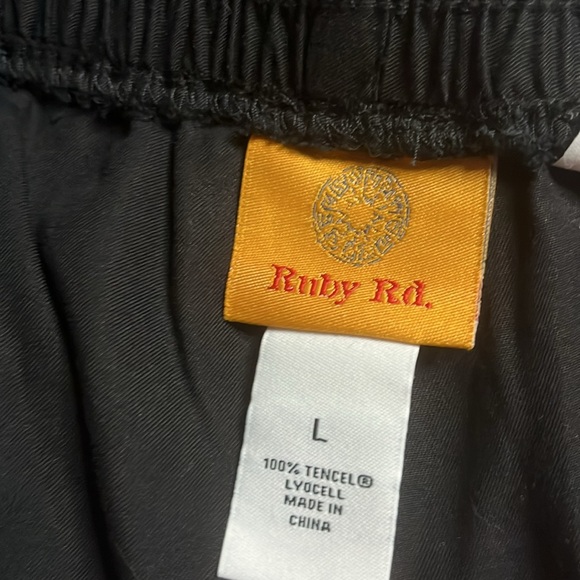 NWT Ruby Rd Black Capris - Picture 6 of 8